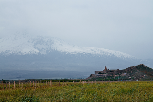 Хор Вирап и гора Арарат в тумане